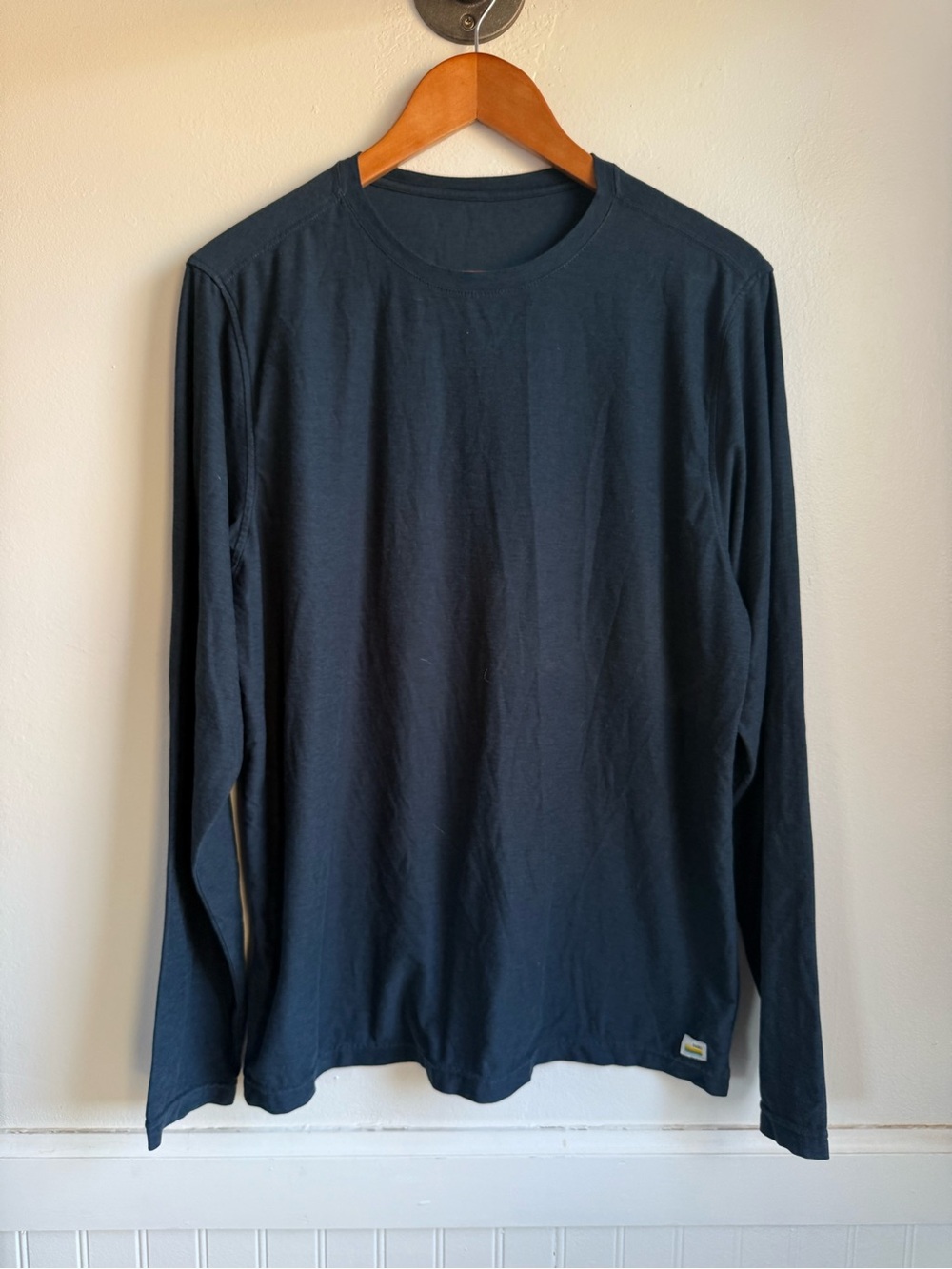 Vuori Men’s Long Sleeve Strato Tech Tee in Heather Navy Size Medium Style SV178